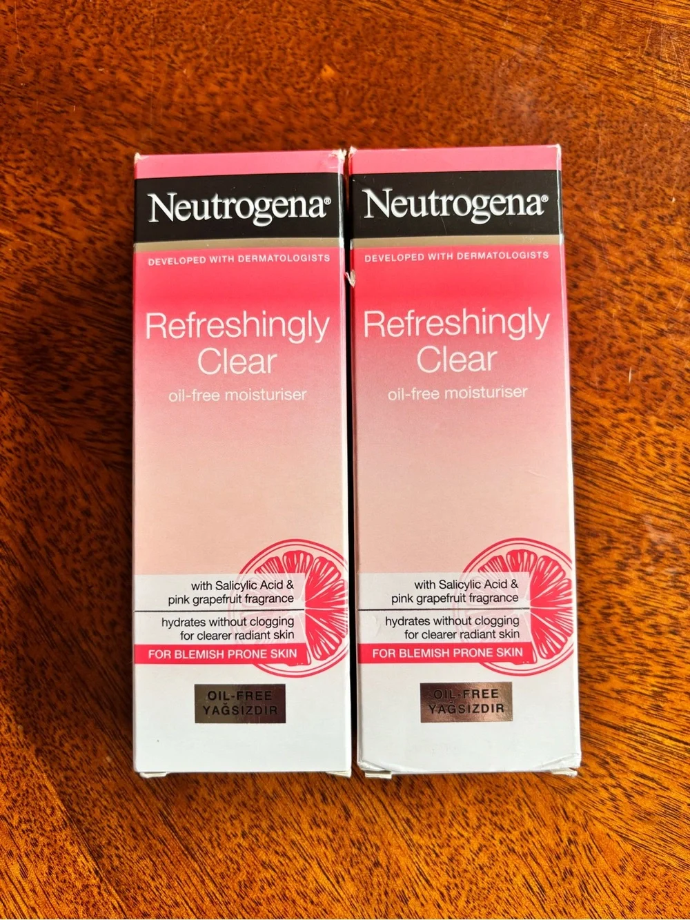 2 Neutrogena Refreshingly Clear Oil-Free Moisturiser